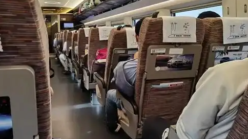 网友曝光高铁上家长当众给孩子把尿热搜配图