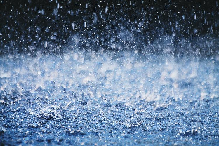 河南信阳升级发布暴雨红色预警热搜配图