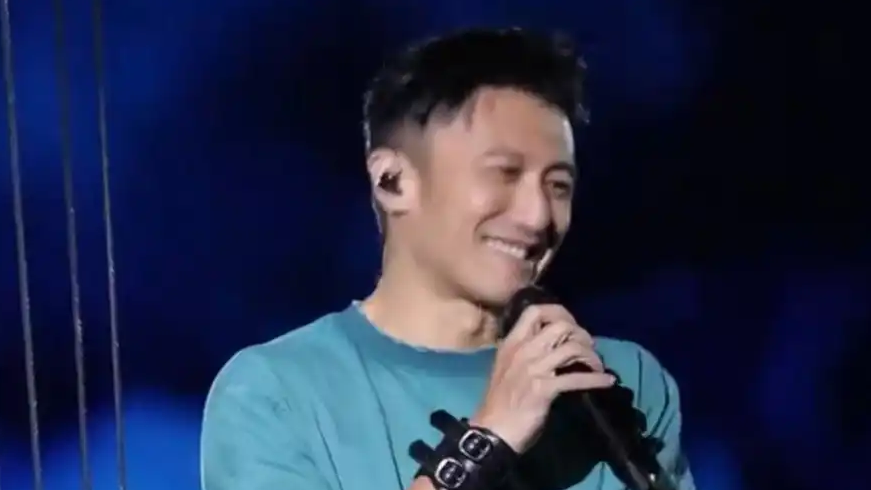 谢霆锋演唱会隔空祝王菲生日快乐热搜配图