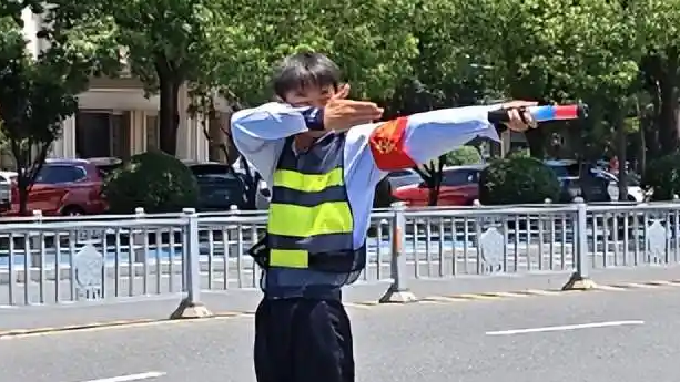 “无锡最快乐的保安”热搜配图